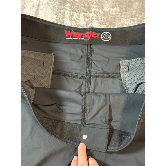 NWT Wrangler ATG All Terrain Gear Performance Shorts Mens Dark Grey Size 44‎ - Picture 7 of 10
